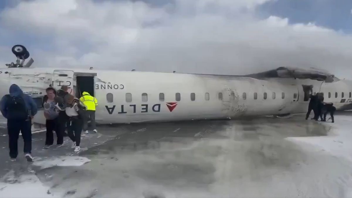 avion Delta Airlines s-a răsturnat la aterizare pe Aeroportul Internațional Toronto Pearson. Medicii și autoritățile se asigură că nu există decedați