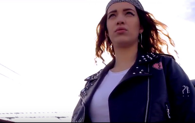 „Două limbi“, melodia românească abia lansată care a atins pe YouTube 4 milioane de vizualizări. Cine sunt protagoniştii cântecului