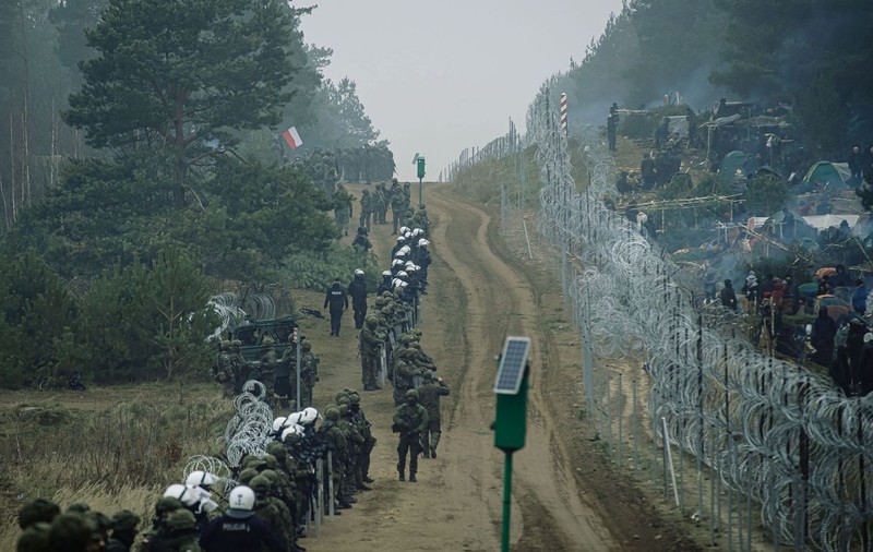 După 4.000 de dolari pentru o viză de Belarus și un bilet de avion, drumul migranților din Irak spre UE s-a oprit la granița poloneză