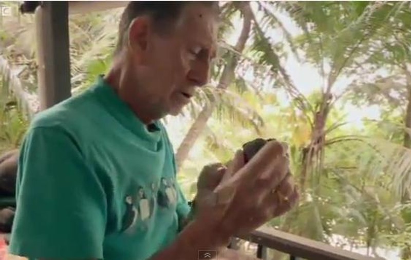 Stă izolat pe o insulă de peste 50 de ani, dar nu duce dorul CIVILIZAȚIEI! Să fie acesta Robinson Crusoe al zilelor noastre? VIDEO 