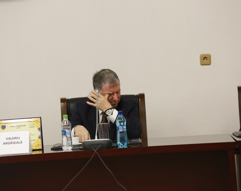 GALERIE FOTO/ Valeriu Argăseală a izbucnit în plâns când a primit placheta de cetățean de onoare al Buzăului. Aceeași distincție a primit-o și Ilie Năstase