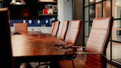 Sondaj eJobs România: Un nou job și o mărire salarială sunt principalele obiective ale angajaților români pentru 2025