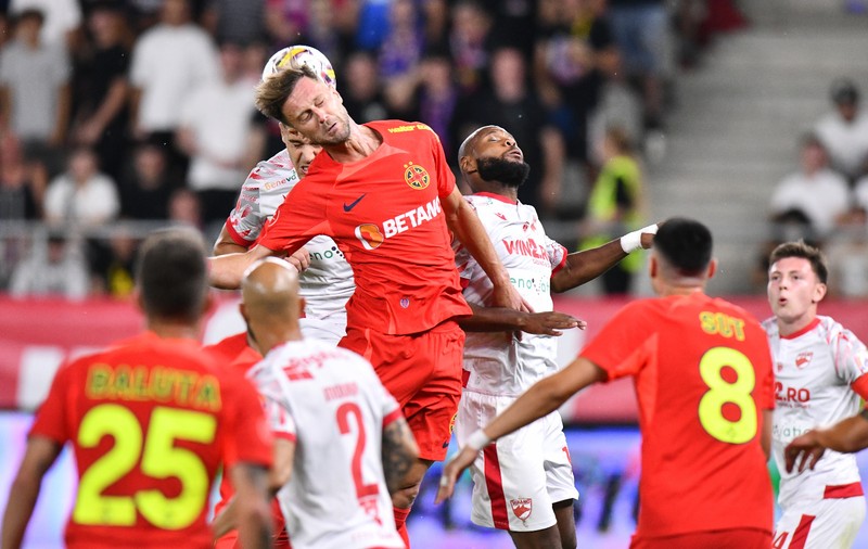 FCSB a învins Dinamo, în Derby de România. Au înscris vedetele Coman și Olaru, portughezul Gregorio a redus din handicap