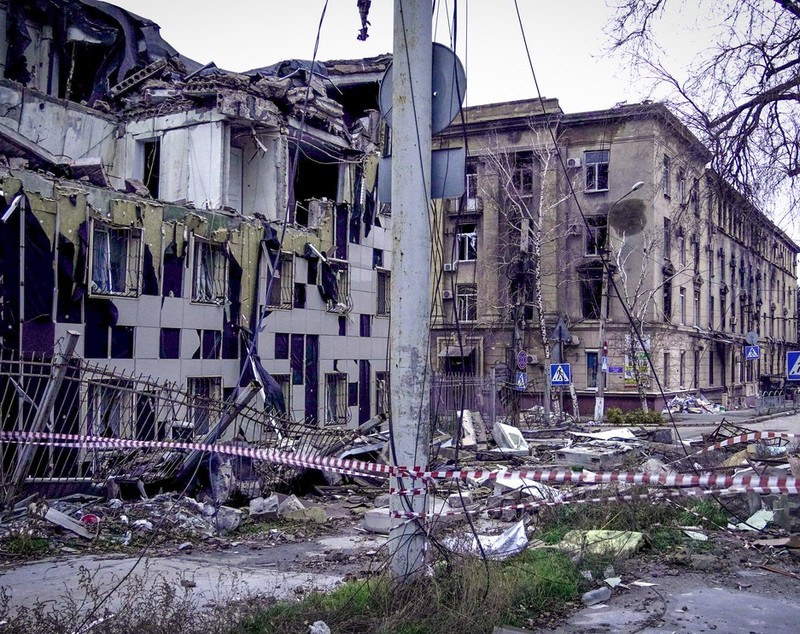 Un an de la căderea Mariupolului. Viața celor rămași în orașul distrus. „Trăim frugal. Pâine, apă, câțiva cârnați. Asta este tot”