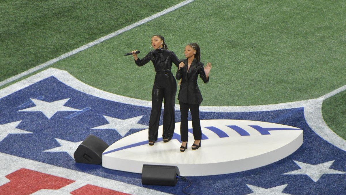 O româncă le-a îmbrăcat pe artistele care au cântat imnul Statelor Unite la Super Bowl 2019