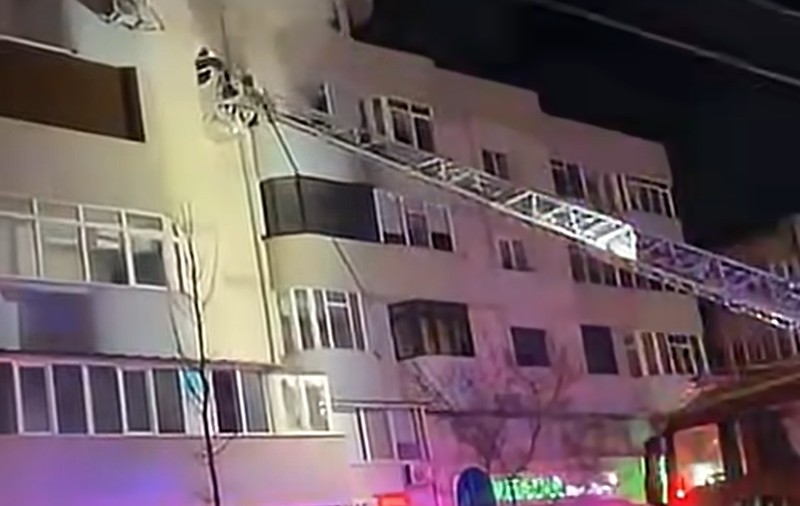 Incendiu într-un bloc din Slatina. Trei oameni au fost salvați cu autospeciala pentru intervenție la înălțime