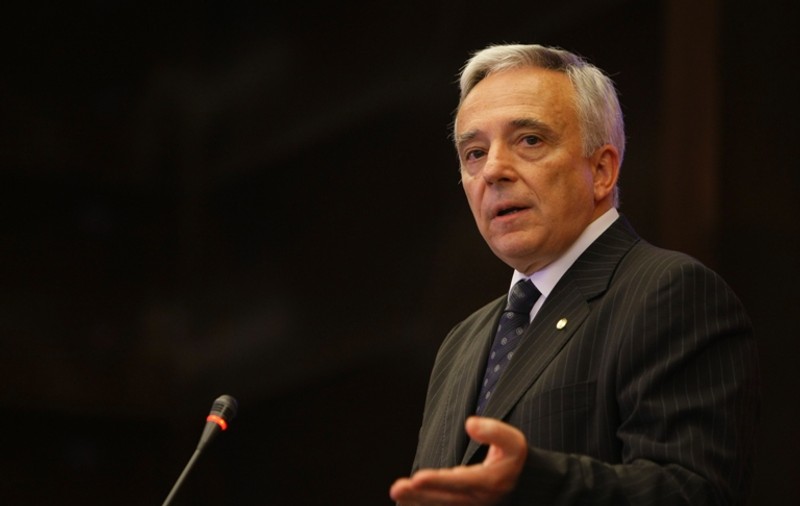 Mugur Isărescu: Cuminţenia Pământului poate fi cumpărată din banii BNR