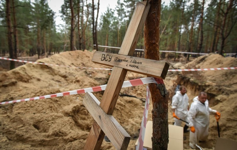 Volodimir Zelenski, despre groapa comună de la Izium: „Există dovezi că soldaţii ruşi au împuşcat oameni doar pentru amuzament”