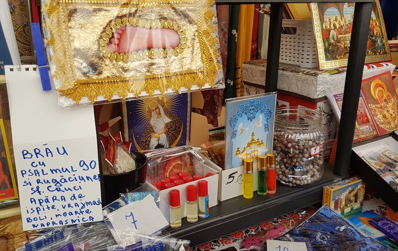 Comerțul atinge cote...mistice la pelerinajul de Sfânta Parascheva! La ofertă, unguent mânăstiresc, brâu cu psalmi și cruciulițe din aur medical!