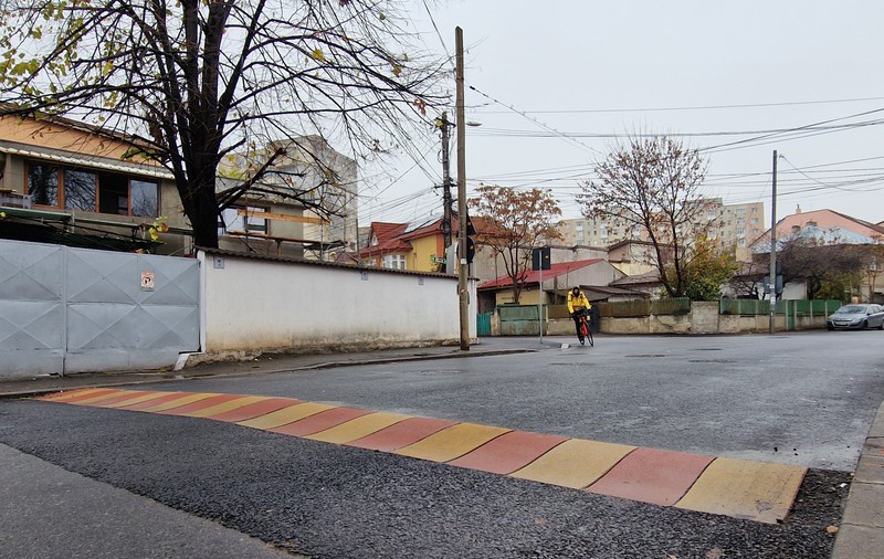 Una dintre intersecțiile prezentate de Libertatea ca puncte negre în traficul bucureștean, securizată: „Lucrare unică. E un început”