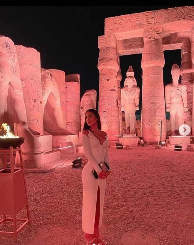 Apariția elegantă a Ioanei Țiriac în Egipt. Unica fiică a lui Ion Țiriac a participat la un eveniment la Templul din Luxor