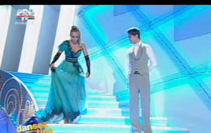 Foto | Incomodată de o rochie prea lungă, Iulia Vântur era să cadă în direct