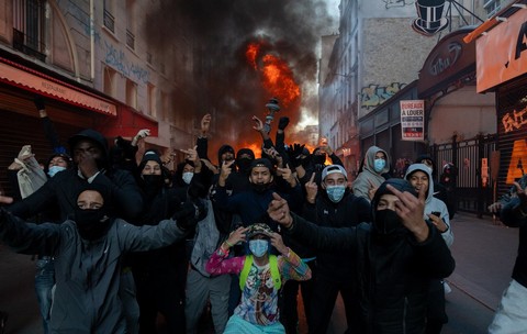Paris, protest din 18 octombrie în apropiere de Place de la République; ciocniri între protestatari și poliție; incendii și baricade. Sursa foto: Profimedia
