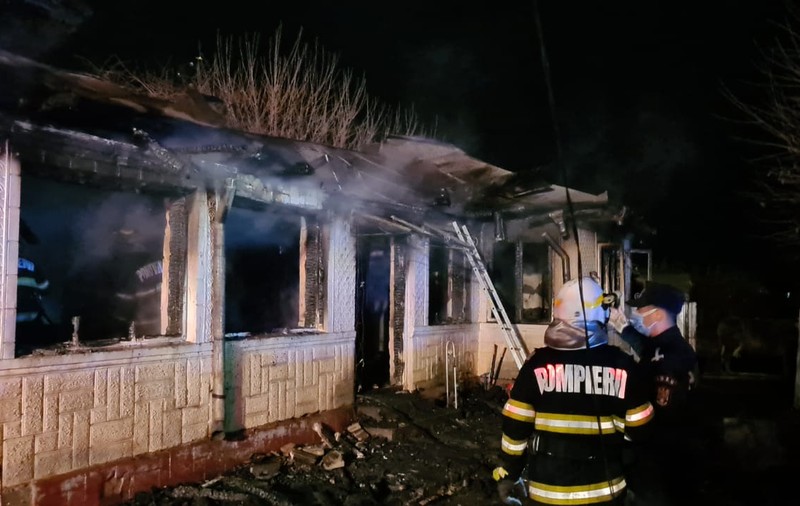 Incendiu de proporții la o locuință din Vrancea produs de jarul căzut din sobă. Doi soți și fiul lor au murit
