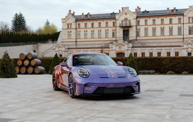 Porsche a făcut un 911 GT3 Touring unicat pentru Moldova de 500.000 de euro. „Tree of Life” are 400 de ore de muncă manuală, pe lângă 510 CP și o cutie manuală