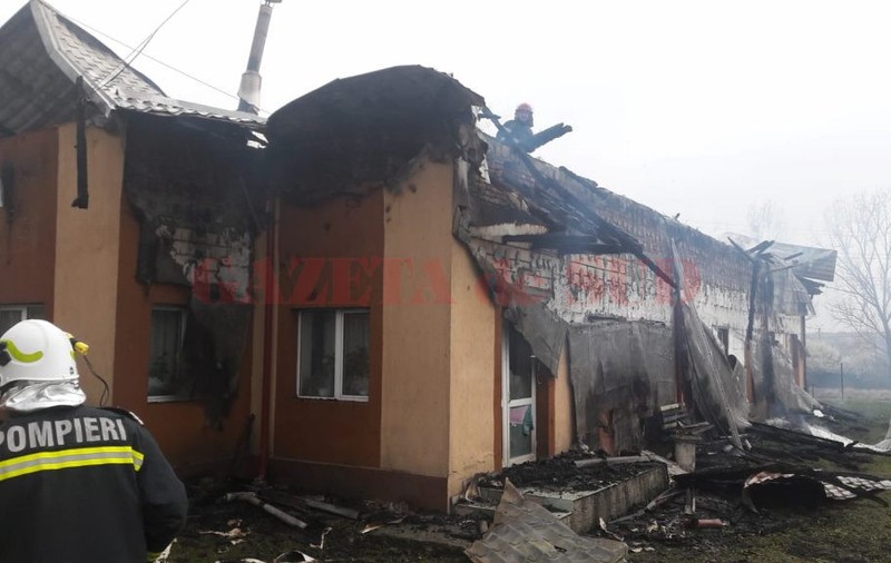 Incendiu la o grădiniță din județul Vâlcea. Acoperișul clădirii a luat foc / FOTO&VIDEO