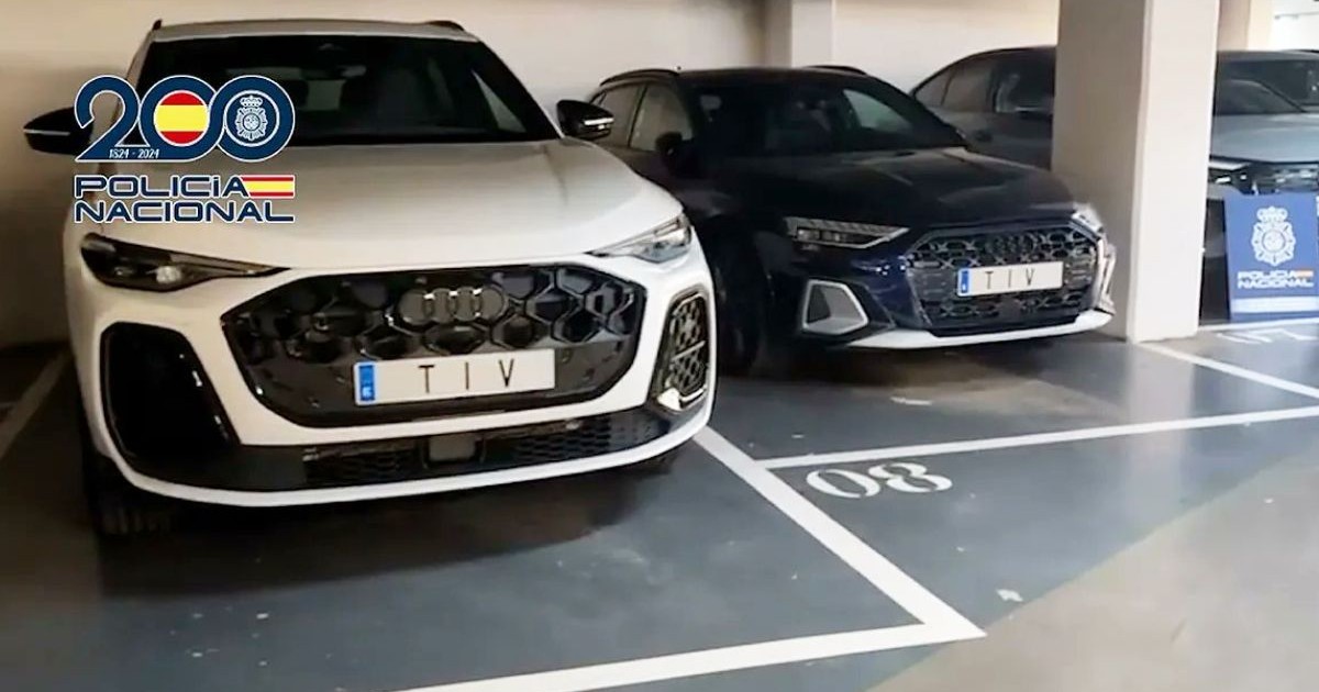 Imaginea surprinde două autoturisme marca Audi, unul alb și unul albastru închis, parcate într-un garaj subteran sub supravegherea Poliției Naționale din Spania, ambele având plăcuțe de înmatriculare personalizate cu textul „TIV”.