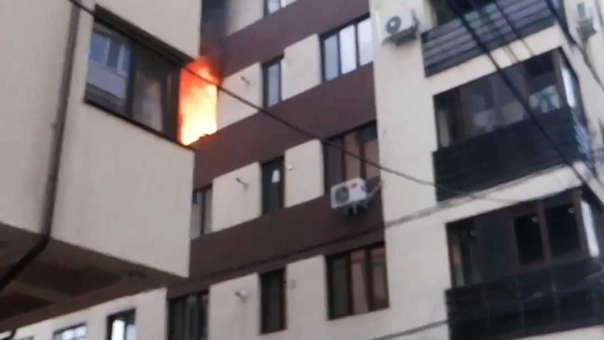 Un incendiu violent a cuprins două apartamente dintr-un bloc din Sectorul 3
