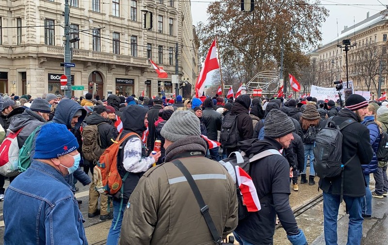 VIDEO | Mii de austrieci au participat la proteste împotriva restricțiilor anti-pandemie, în centrul Vienei