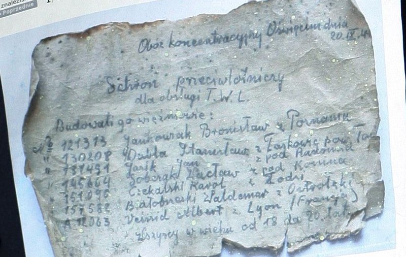 Plăcuţă cu numele unor prizonieri britanici, găsită lângă Auschwitz