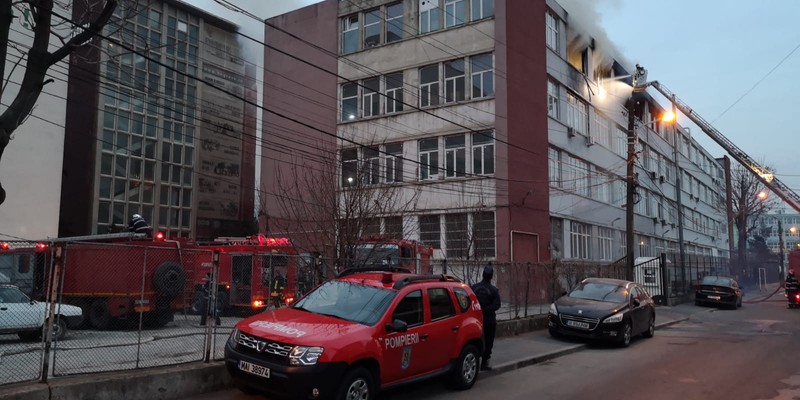 Un depozit de materiale de construcții a luat foc pe strada Culea Nicolae din sectorul 2 al Capitalei.