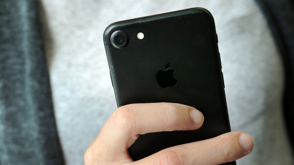 Coronavirusul ar putea afecta producția viitorului iPhone ieftin, pe care Apple intenționează să îl lanseze în luna martie. iPhone 7 ținut în mână