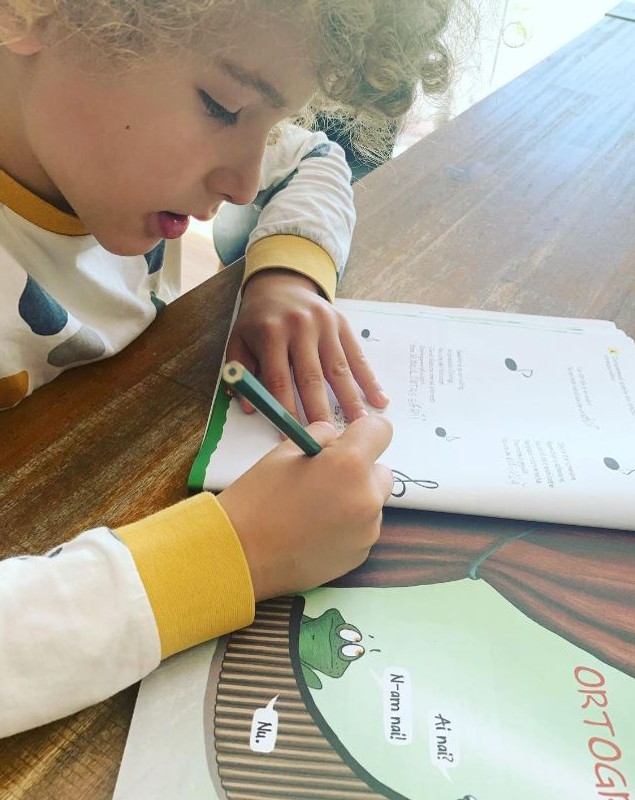 Fiul Danei Nălbaru vrea să studieze chimia și fizica la 7 ani. Kadri nu merge la școală, ci învață acasă