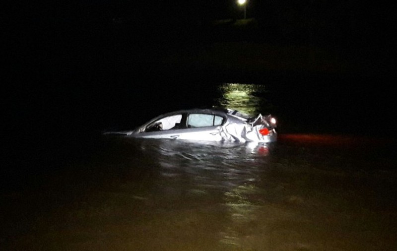Mașină căzută în Olt. Două tinere s-au urcat pe plafon ca să se salveze