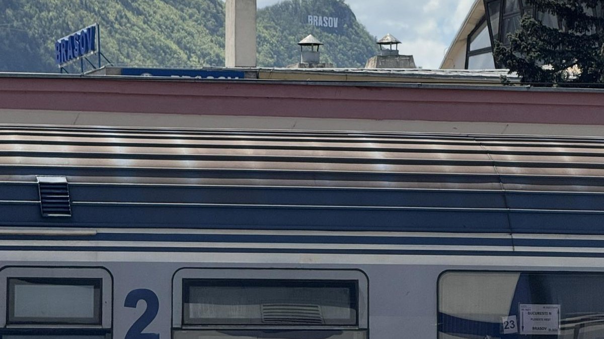 Un tren care trece prin Brașov