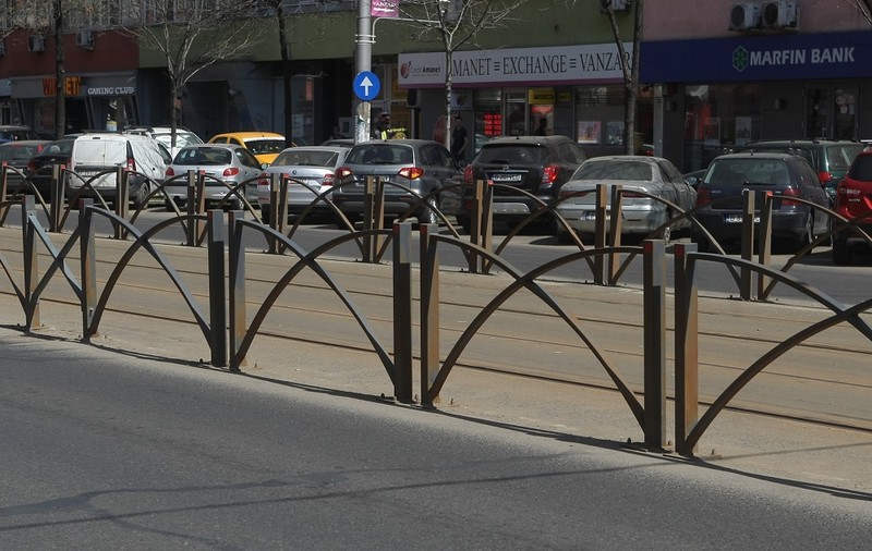 Gardurile de 412.000 de lei puse de-a lungul liniei de tramvai 21 au ruginit în doar cinci luni