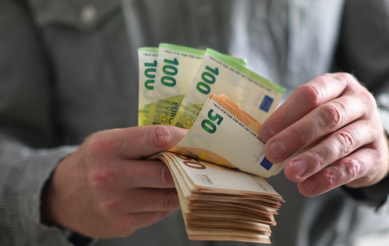 O femeie cere daune de 4,5 milioane de euro după ce a fost desfigurată într-un SPA din Brașov: patru angajați au fost trimiși în judecată