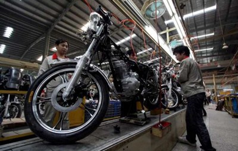 A furat o motocicletă piesă cu piesă din fabrica unde lucra