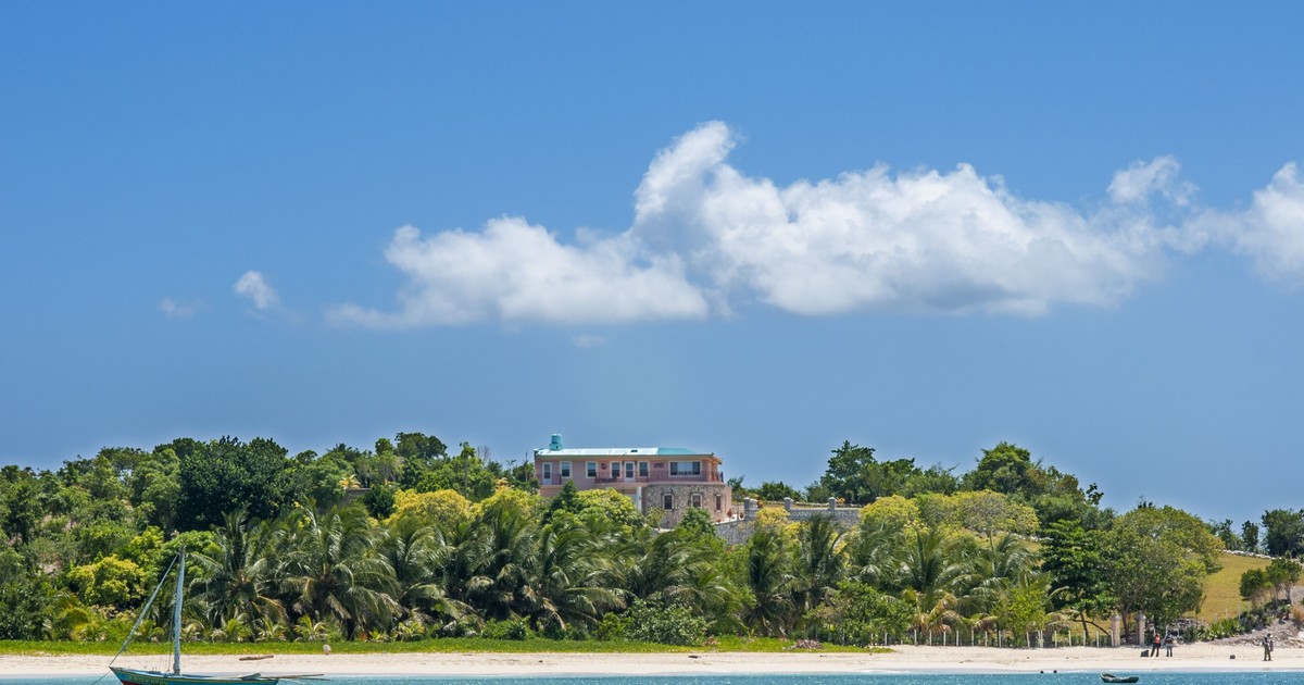 Plajă pe malul apei în Žle-à-Vache, provincia Sud, Haiti.