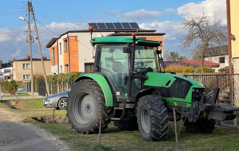Tractorul Primăriei Măstăcani din Galați, furat în timp ce era parcat peste drum de instituţie