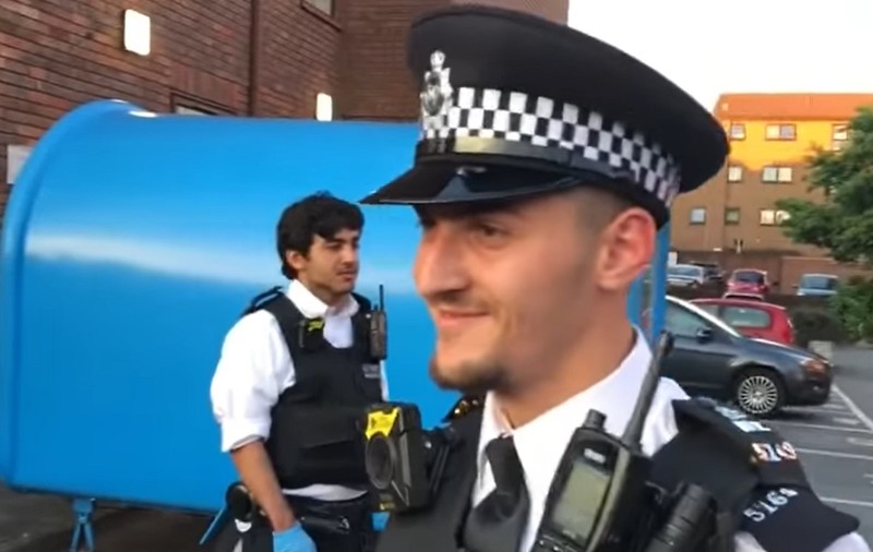 VIDEO | Tineri români puși pe scandal pe stradă, la Londra, liniștiți de un polițist care a vorbit cu ei în limba română