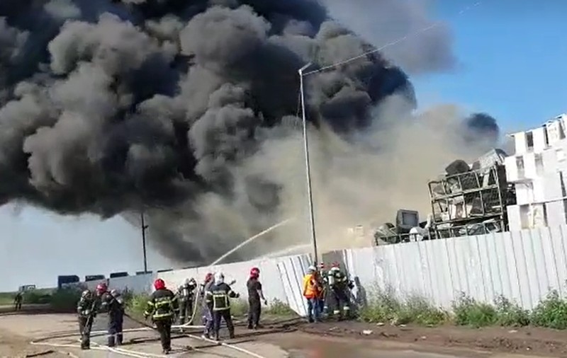 VIDEO| Incendiu puternic la un depozit de materiale reciclabile din Buzău. S-a transmis o avertizare RO-ALERT