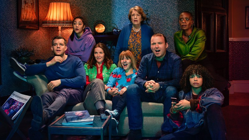 Familia Lyons, în fața televizorului / Foto: StudioCanal