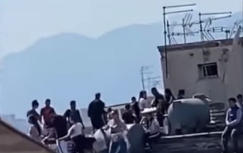 VIDEO | Petreceri pe acoperișurile caselor, în sudul Italiei, în prima zi de Paște. Primarul din Palermo: „Criminali inconştienţi”
