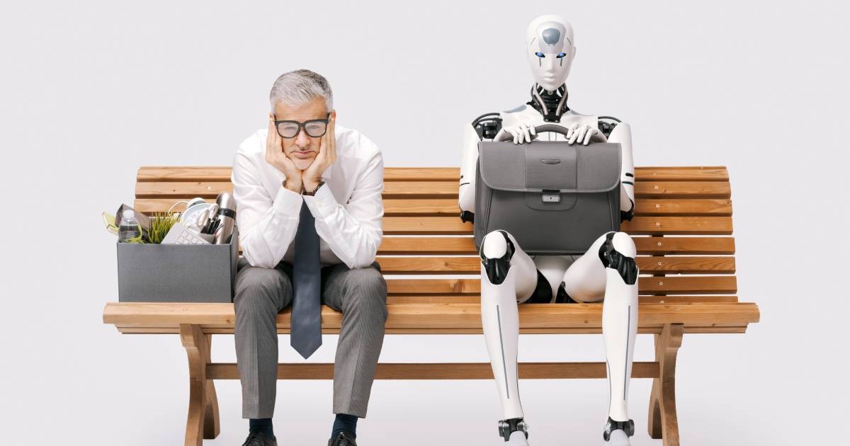 Angajat concediat trist stând pe o bancă cu lucrurile sale într-o cutie lângă un robot umanoid AI ținând o servietă: robotul l-a înlocuit, izolat pe fundal alb