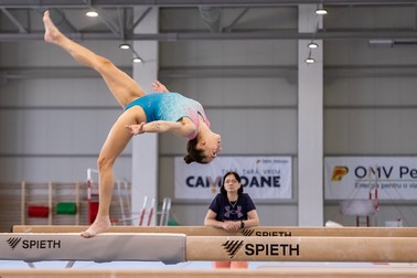 Lăcrămioara Moldovan urmărește exercițiul Larisei la bârnă