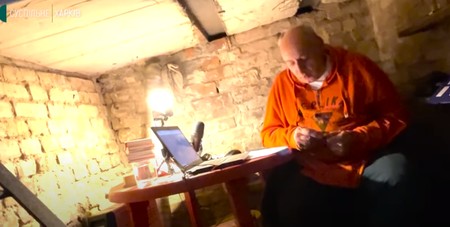 În pivniță, dascălul are loc de o măsuță de plastic pe care pune laptopul.