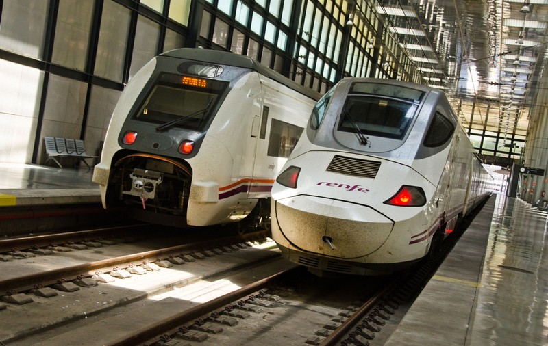 Cel puțin 30 de oameni au fost răniți după ce un tren s-a ciocnit frontal cu o locomotivă în Spania
