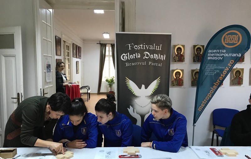 Trei handbaliste de la Corona Brașov s-au apucat de sculptură în lemn! | FOTO&VIDEO