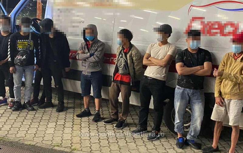 Nouă vietnamezi care voiau să iasă ilegal din țară, prinși de polițiști într-o utilitară plină cu pufuleți