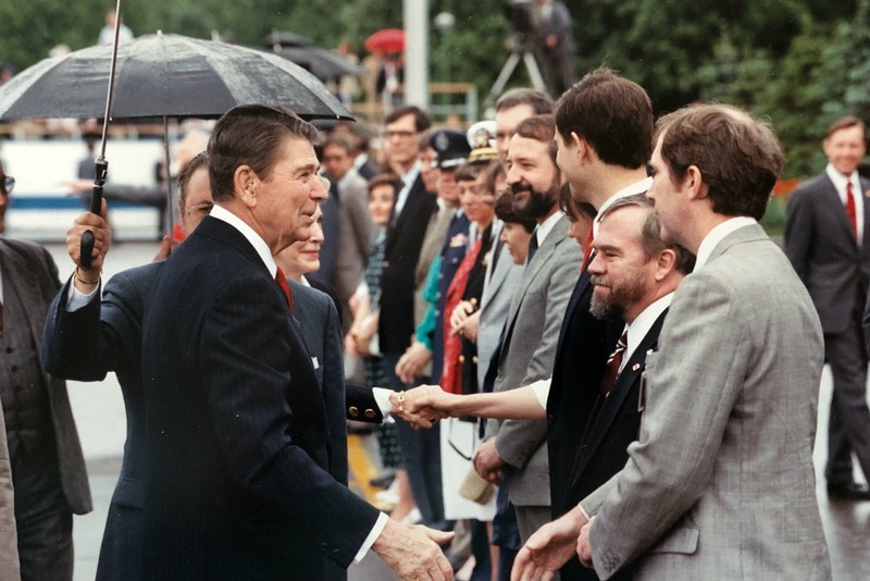 Philip Brown, primul din dreapta, pregătit să dea mâna cu președintele SUA, Ronald Reagan, în 1986.