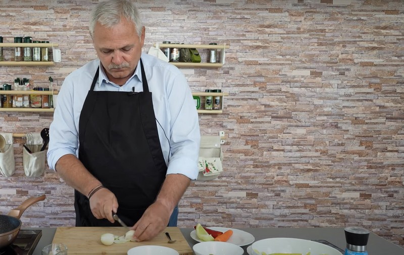 Liviu Dragnea s-a făcut bucătar și are canal pe YouTube. A ținut apă-n gură când a tăiat ceapa, ca să nu plângă. Ce a gătit în primul episod | VIDEO
