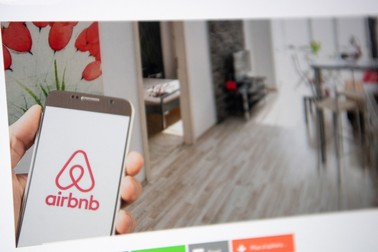 Reprezentanții chiriașilor din mai multe orașe vor restricții pentru închirierea apartamentelor prin Airbnb | FOTO: Hepta