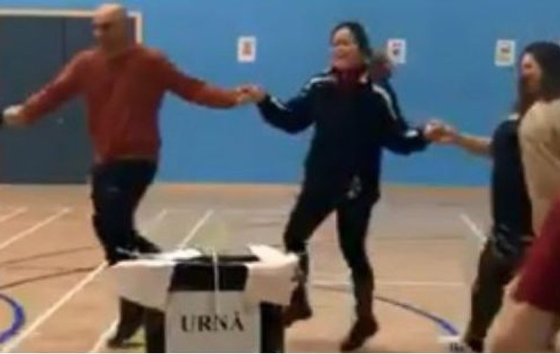 VIDEO | Românii din diaspora au dansat hora în jurul urnei la o secție din Londra