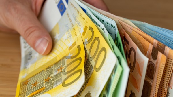 bancnote-euro-bani-shutterstock
