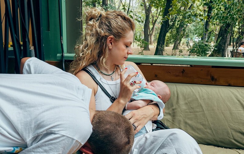 Victoria Răileanu, actrița din serialul Vlad, și-a botezat fetița. Imagini de la creștinarea Mariei